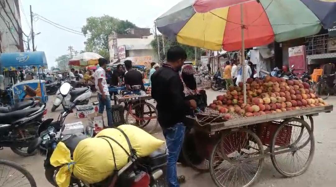 वीर विनय चौराहे पर ठेले वालों का आतंक, मेन दुकानदारों को हो रही परेशानी”