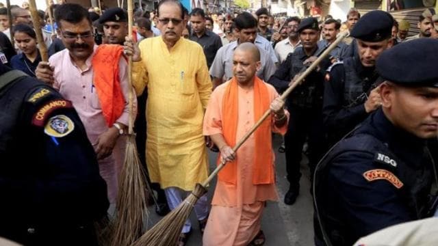 लखनऊ के जोन 7 में सफाई इंस्पेक्टर सुनील वर्मा की गुंडागर्दी ।  कूड़ा बिनने वालों के ठेलों को उठवाया , मांग रहा है रिश्वत ?